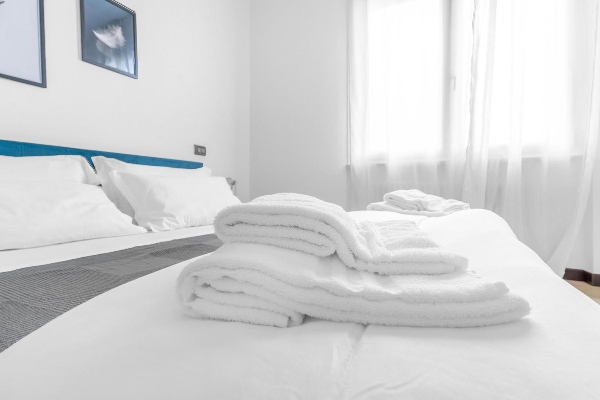 -Free Pool And Parking- Garda House Apartments Castelnuovo del Garda Bagian luar foto
