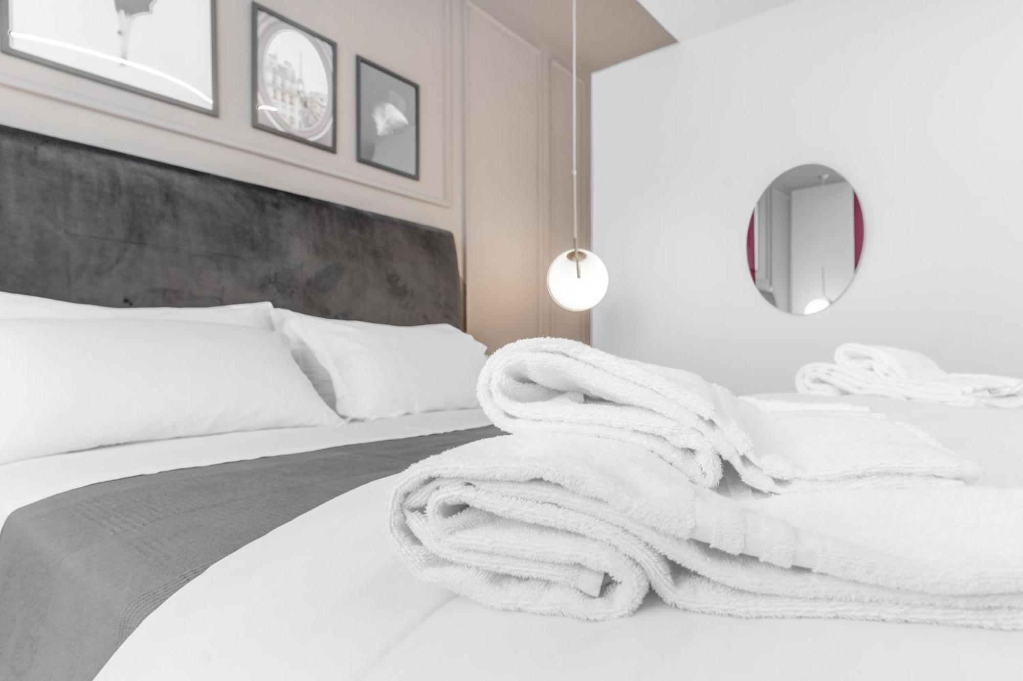 -Free Pool And Parking- Garda House Apartments Castelnuovo del Garda Bagian luar foto