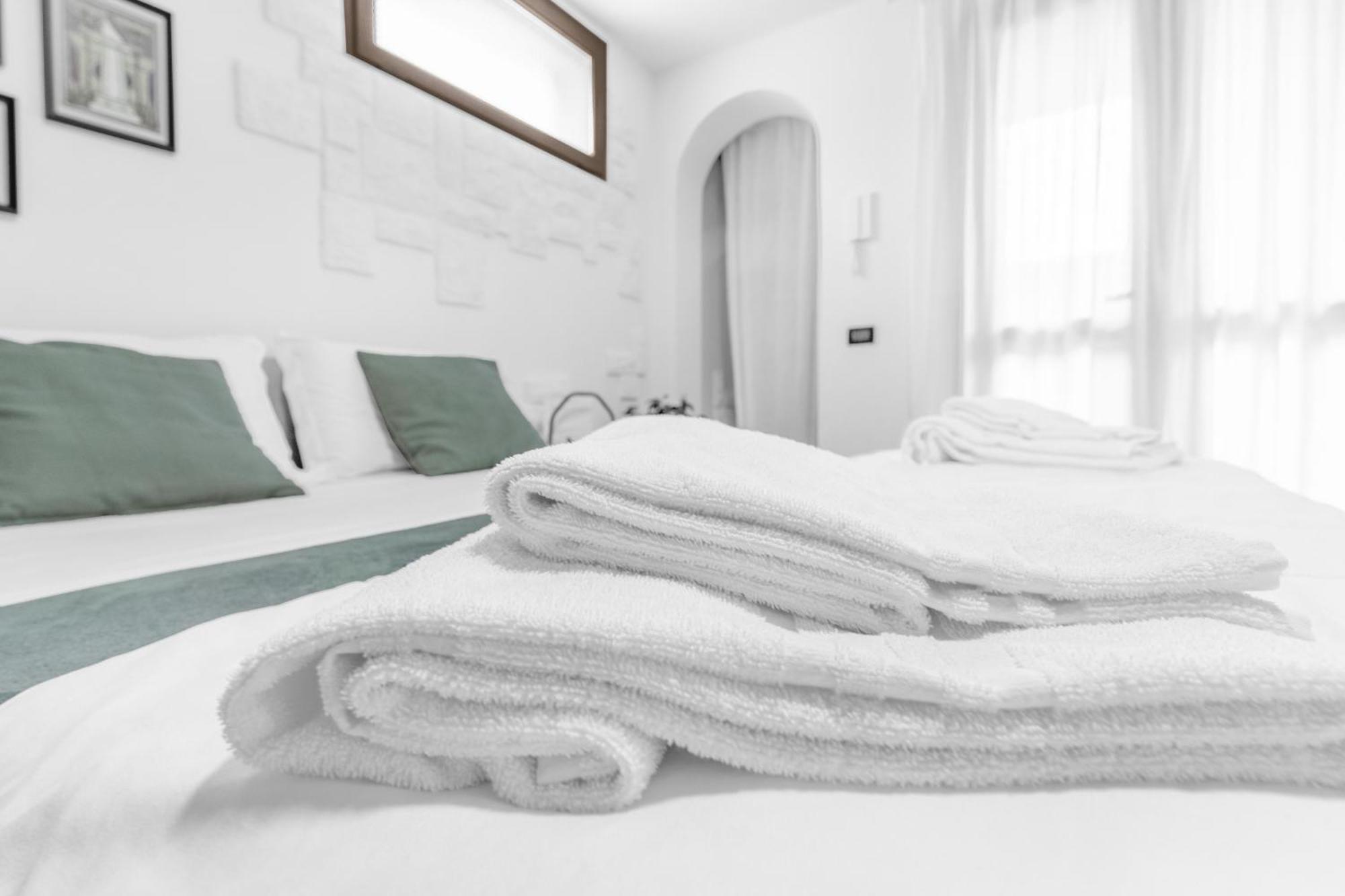 -Free Pool And Parking- Garda House Apartments Castelnuovo del Garda Bagian luar foto
